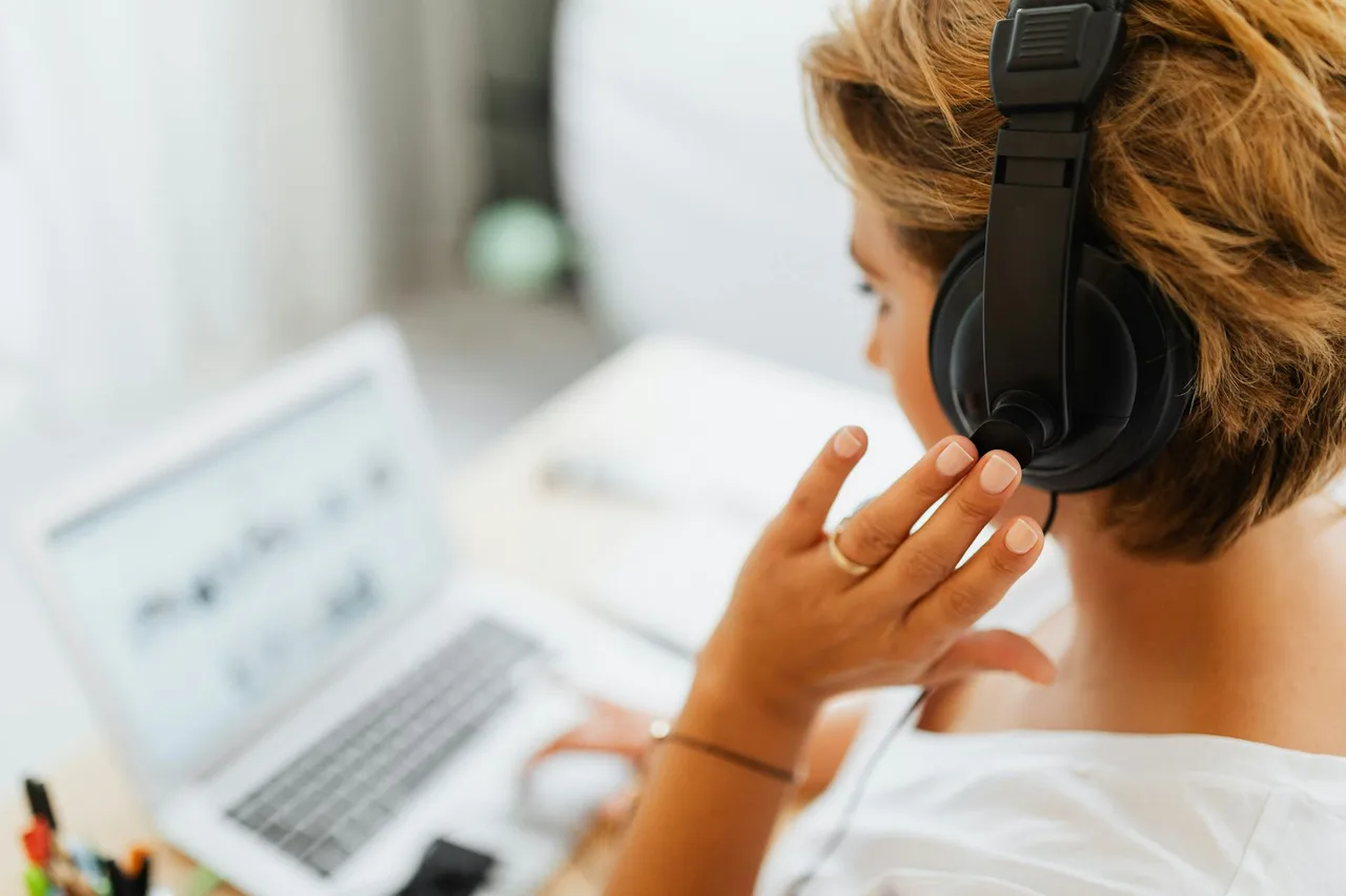 Vrouw aan een bureau met laptop tijdens een videogesprek