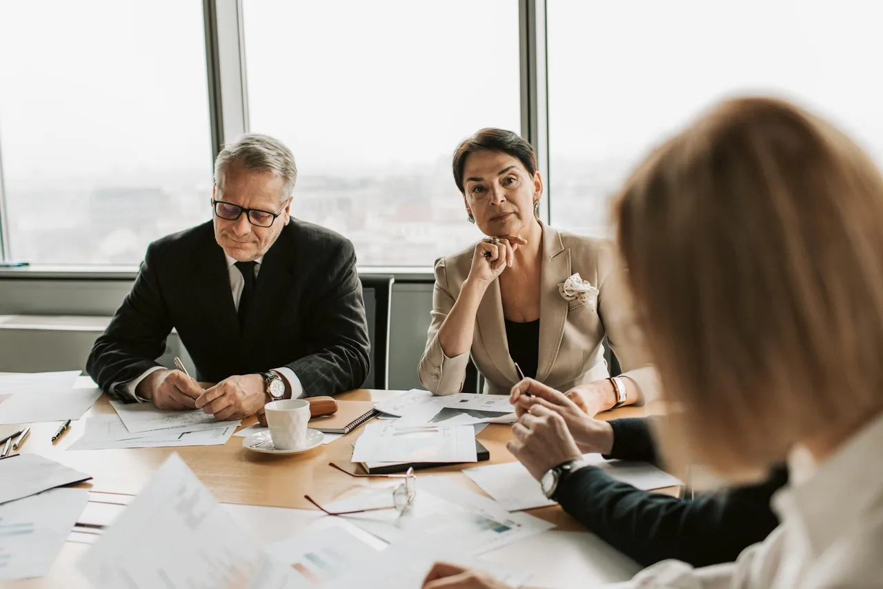 Professionals die samenwerken in een modern kantooroverleg